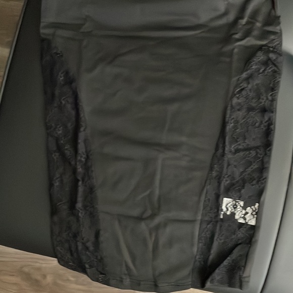 Contrast Lace Bodycon Dress - Picture 4 of 4